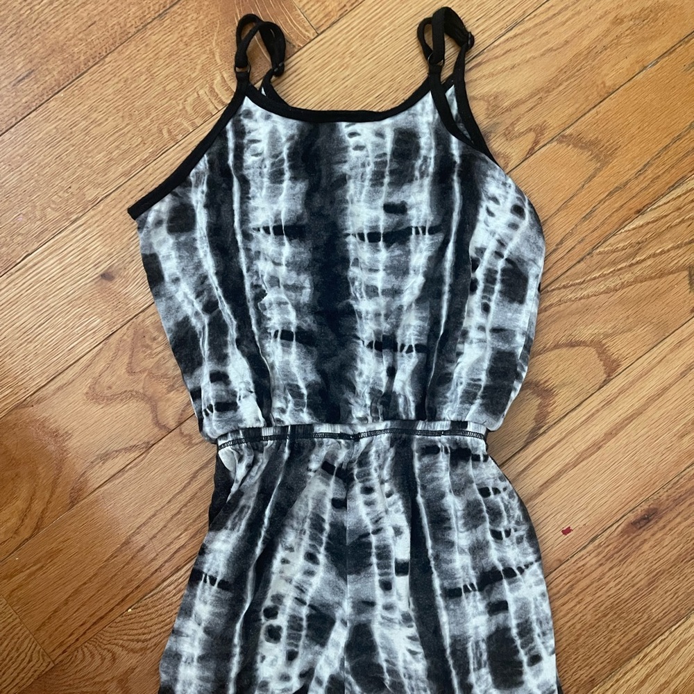 Random hearts girls jumper  with adjustable straps and waist tie size 6x girls